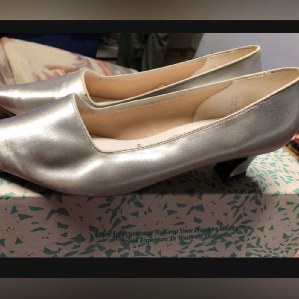 Dyeable Highlight Sliver sage shoes size 12 in great condition